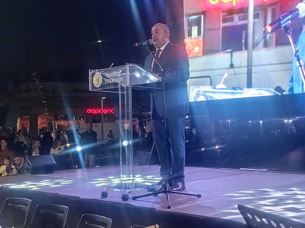 Πλατεία Τρικάλων: Η αποθέωση των επισήμων και η άλλη εικόνα