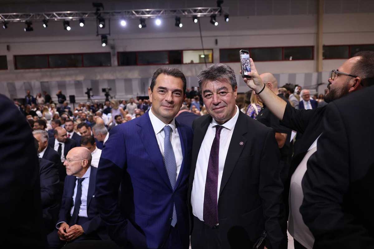 Σκρέκας στη ΔΕΘ: Δεν προλάβαινε τις χειραψίες