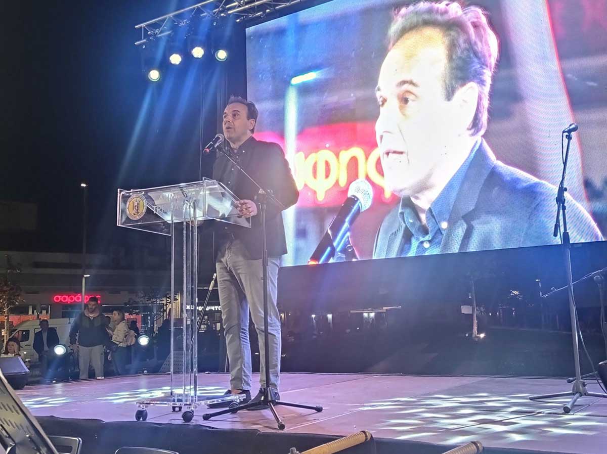 Πλατεία Τρικάλων: Η αποθέωση των επισήμων και η άλλη εικόνα