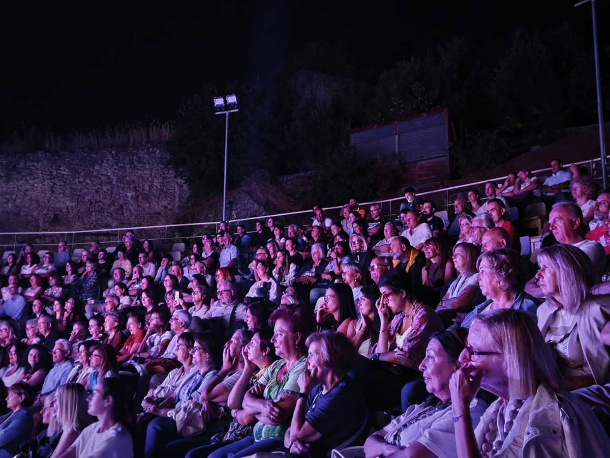 Οι «Εκκλησιάζουσες» ανέβηκαν στο Φρούριο Τρικάλων