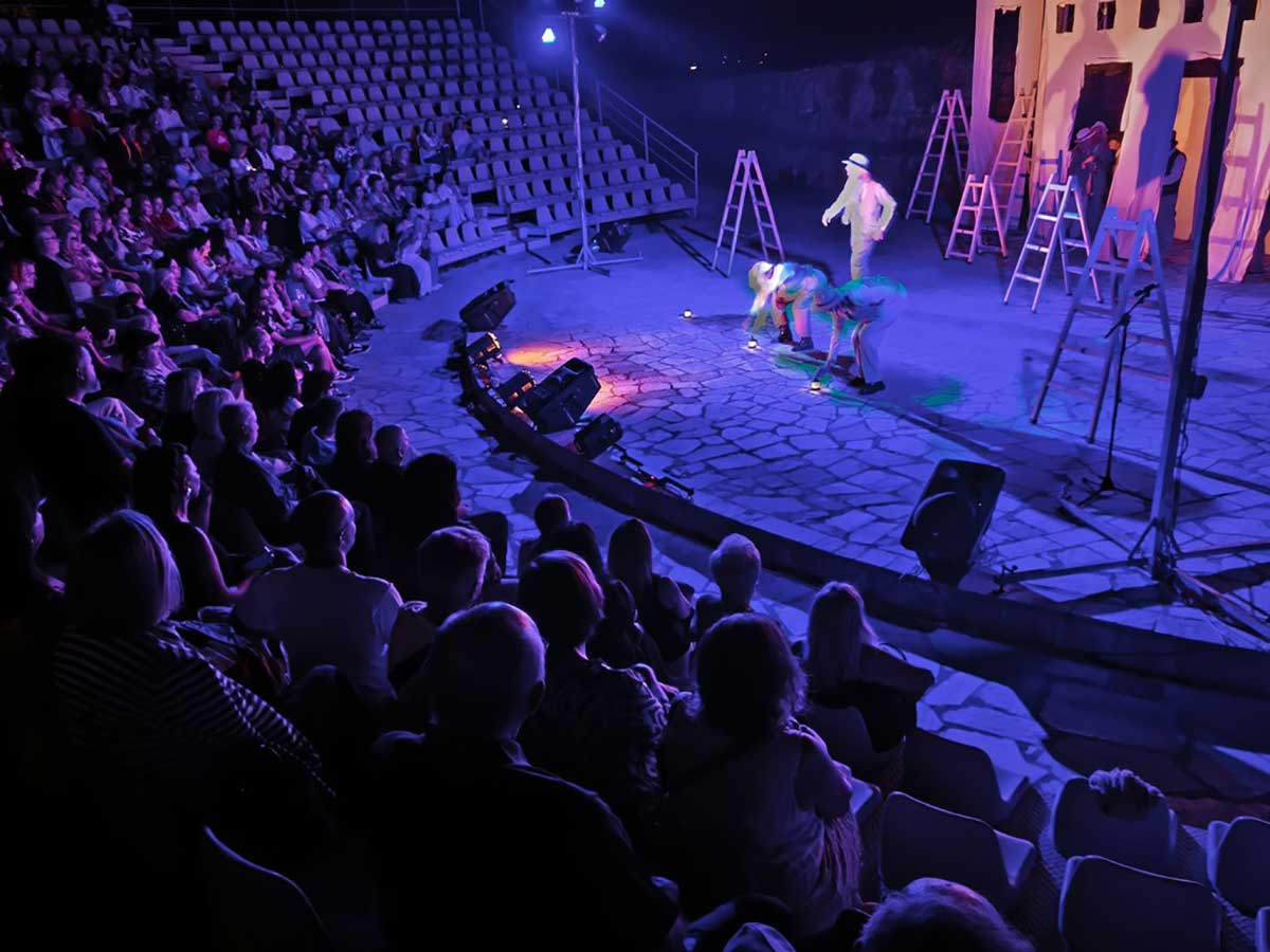 Οι «Εκκλησιάζουσες» ανέβηκαν στο Φρούριο Τρικάλων