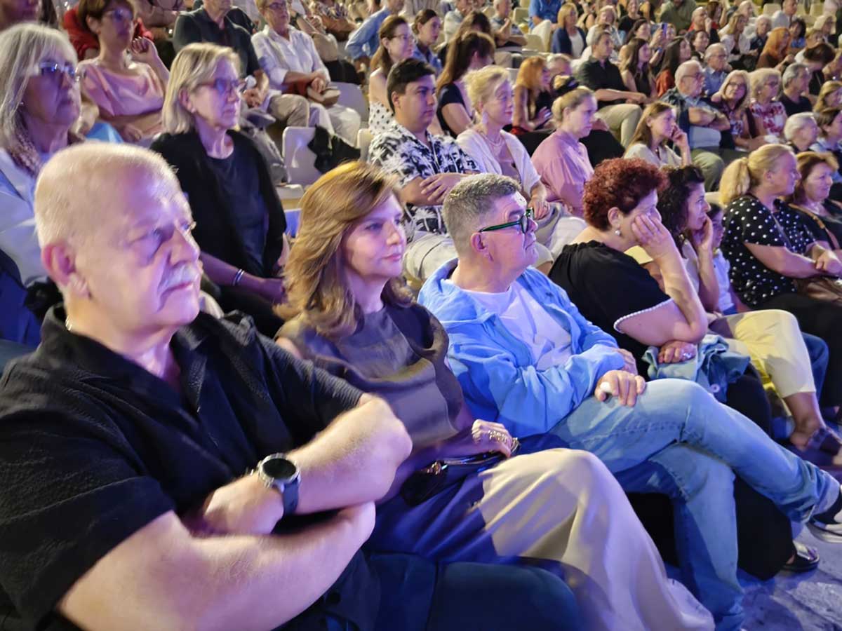 Οι «Εκκλησιάζουσες» ανέβηκαν στο Φρούριο Τρικάλων