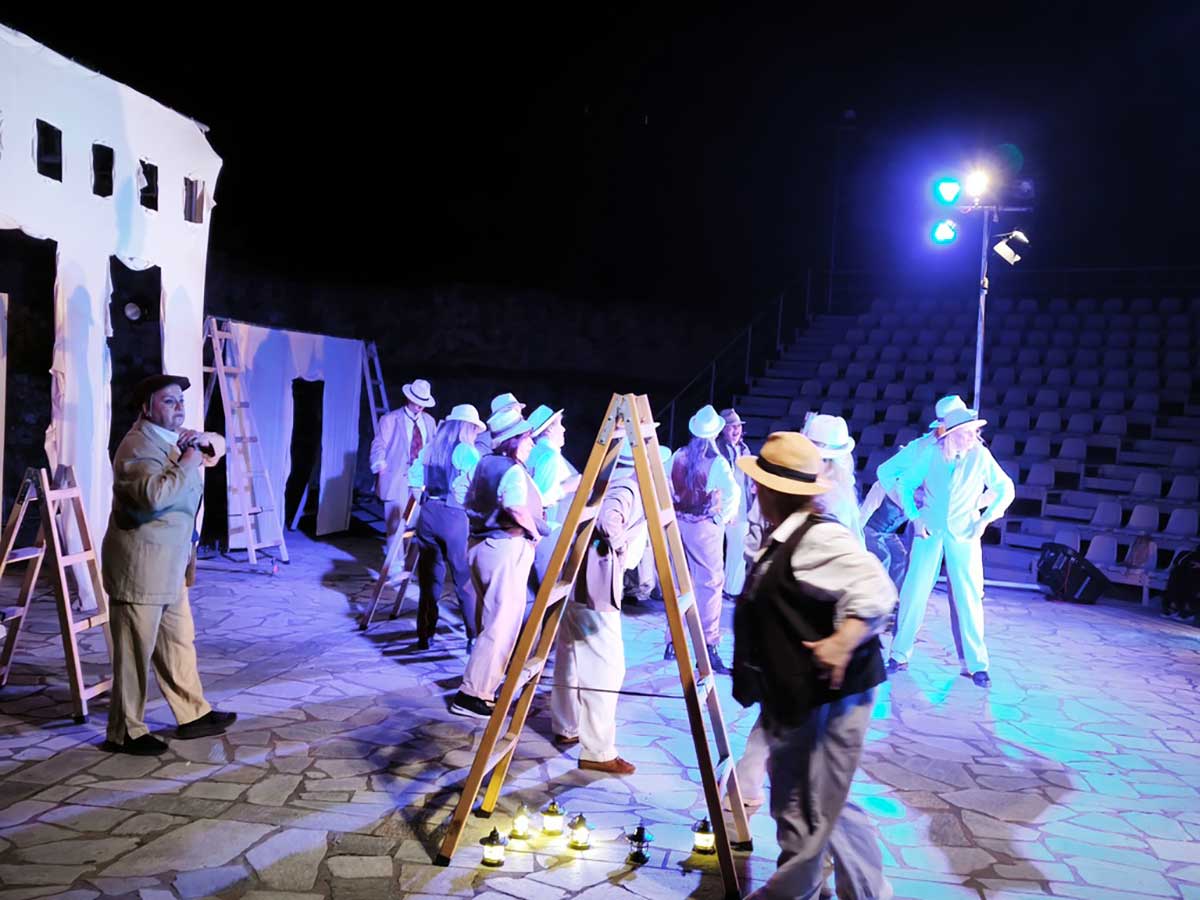 Οι «Εκκλησιάζουσες» ανέβηκαν στο Φρούριο Τρικάλων