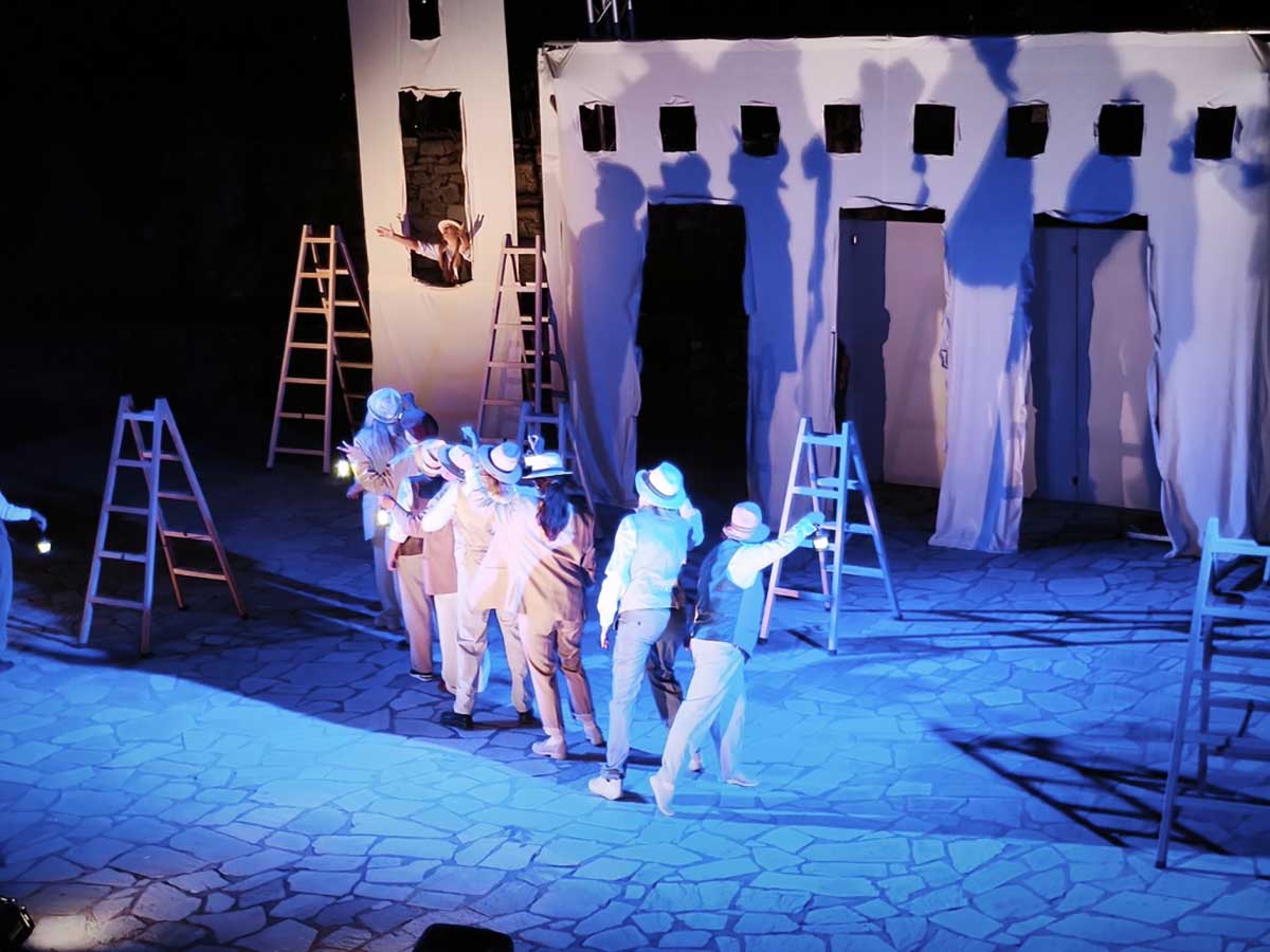 Οι «Εκκλησιάζουσες» ανέβηκαν στο Φρούριο Τρικάλων