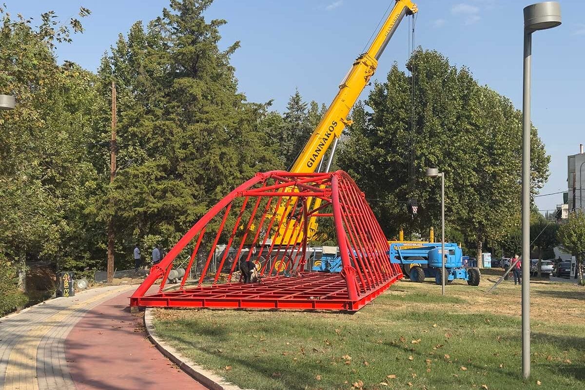 Τρίκαλα: Συναρμολογείται η νέα πεζογέφυρα Αγίου Κωνσταντίνου