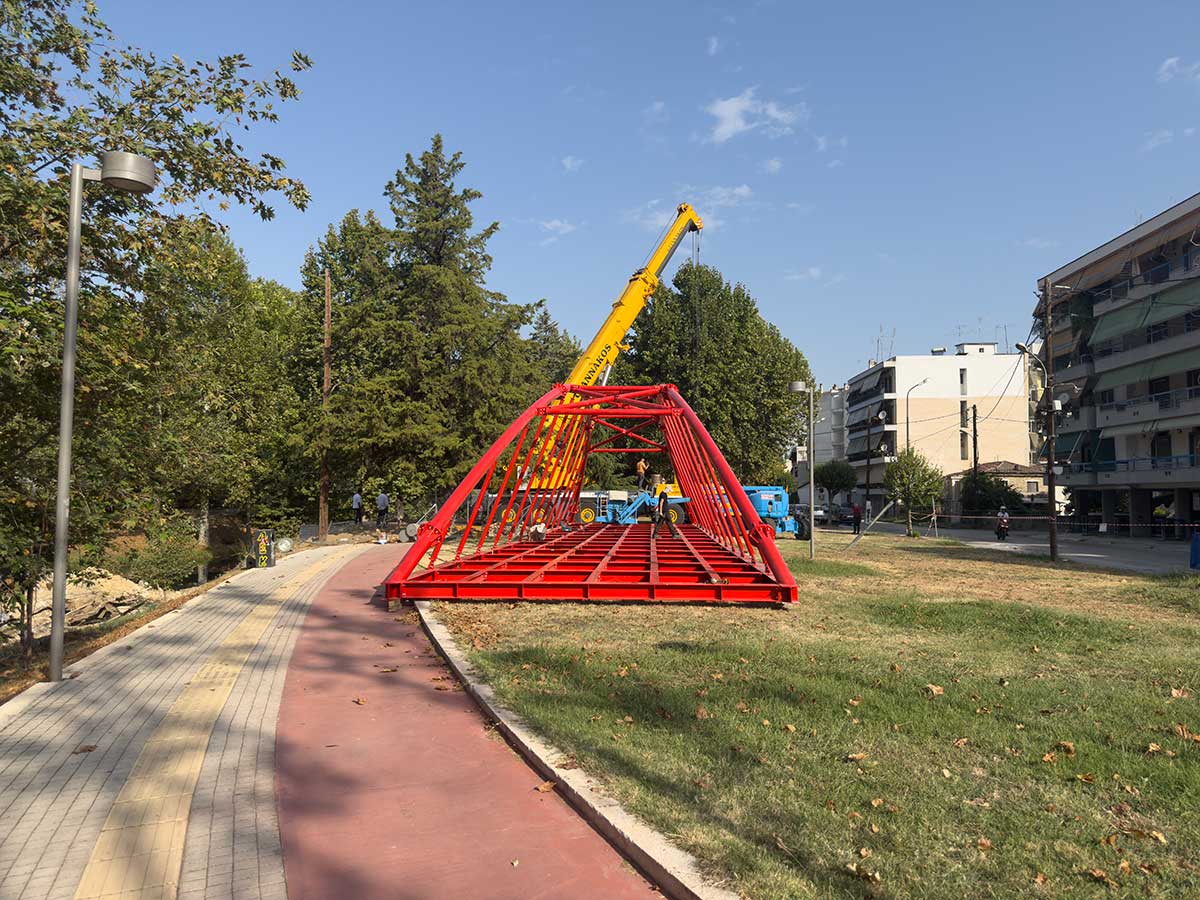 Τρίκαλα: Συναρμολογείται η νέα πεζογέφυρα Αγίου Κωνσταντίνου