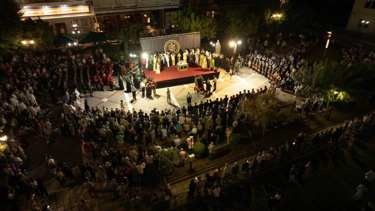 Καλαμπάκα: Πλήθος πιστών στη λιτανεία του Αγίου Βησσαρίωνος