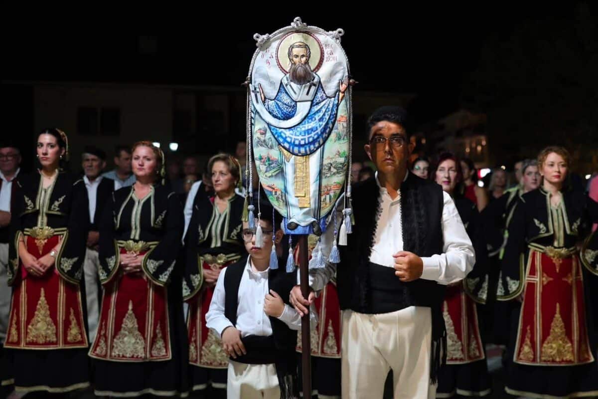 Καλαμπάκα: Πλήθος πιστών στη λιτανεία του Αγίου Βησσαρίωνος