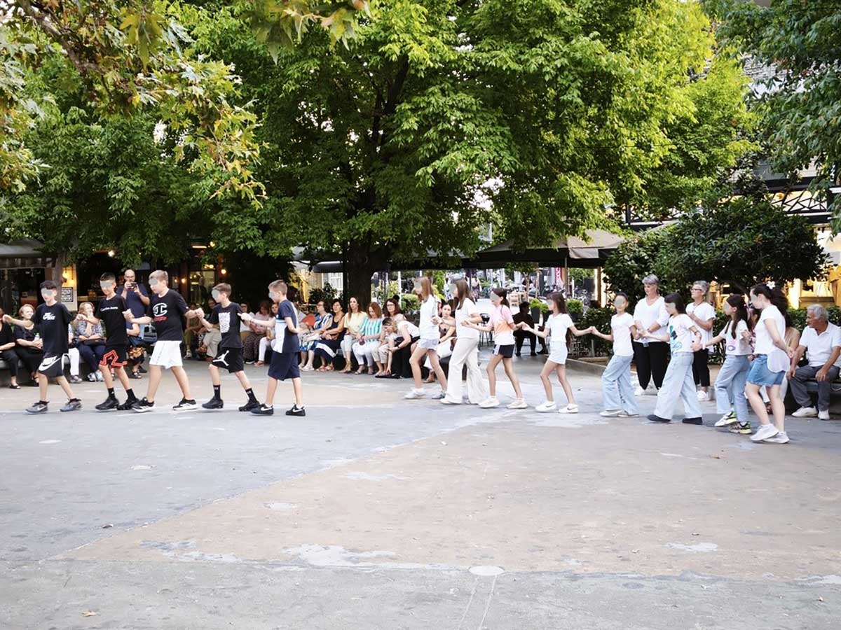Παιδιά και ΚΑΠΗ χόρεψαν μαζί στην πλατεία Μακαρίου