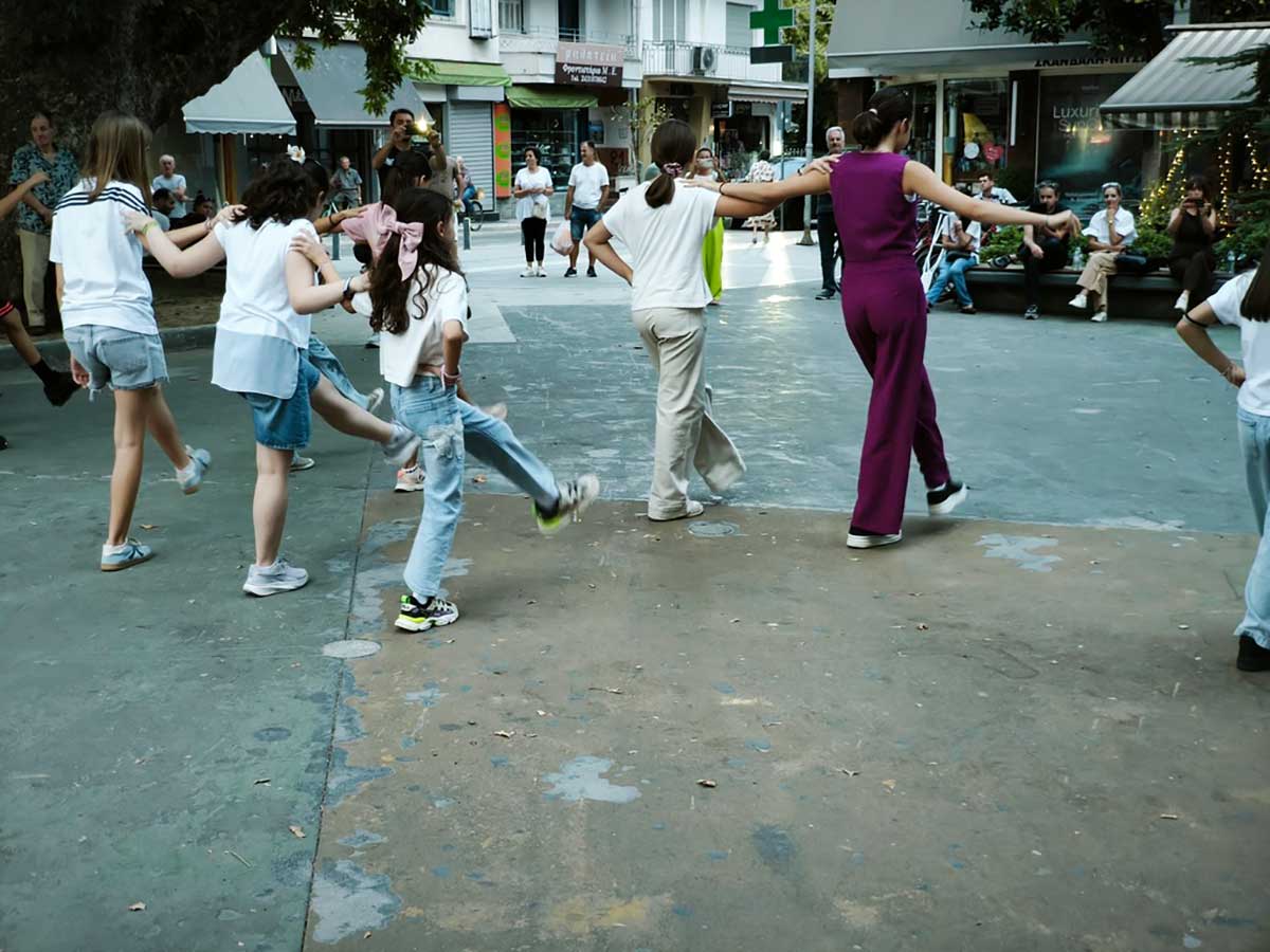 Παιδιά και ΚΑΠΗ χόρεψαν μαζί στην πλατεία Μακαρίου