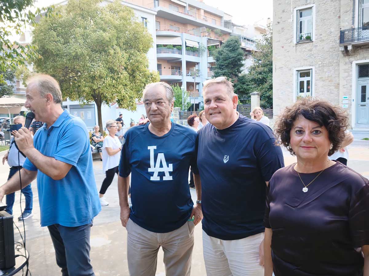 Παιδιά και ΚΑΠΗ χόρεψαν μαζί στην πλατεία Μακαρίου