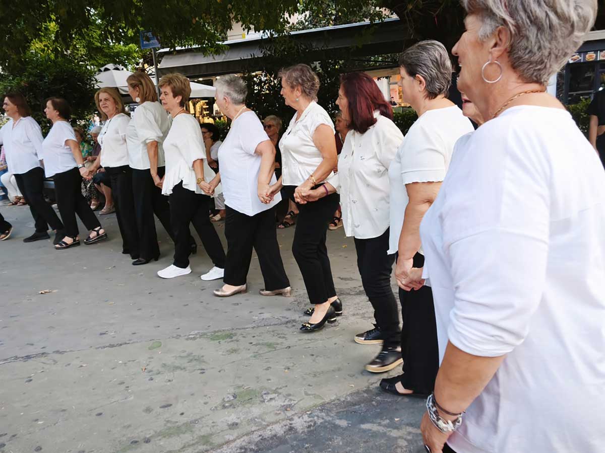Παιδιά και ΚΑΠΗ χόρεψαν μαζί στην πλατεία Μακαρίου