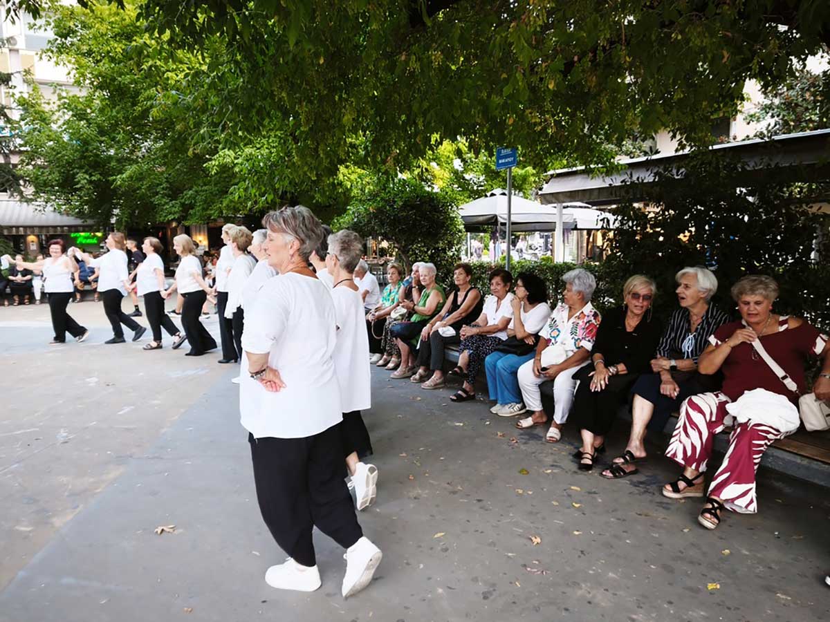 Παιδιά και ΚΑΠΗ χόρεψαν μαζί στην πλατεία Μακαρίου