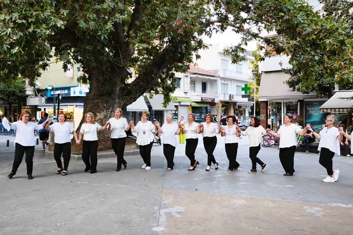 Παιδιά και ΚΑΠΗ χόρεψαν μαζί στην πλατεία Μακαρίου