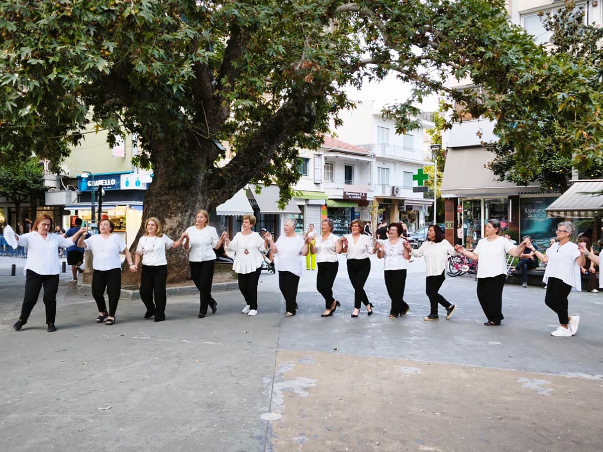 Παιδιά και ΚΑΠΗ χόρεψαν μαζί στην πλατεία Μακαρίου