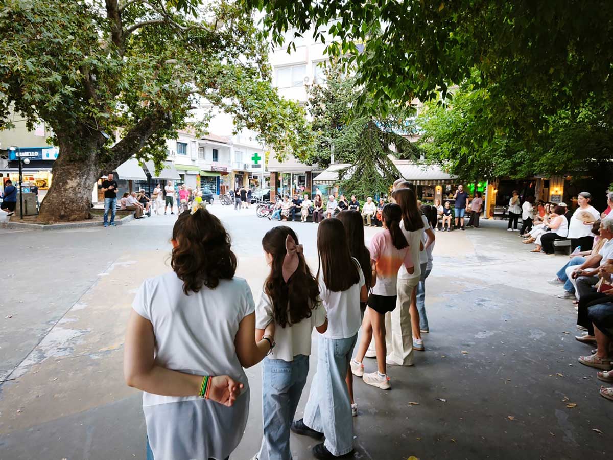 Παιδιά και ΚΑΠΗ χόρεψαν μαζί στην πλατεία Μακαρίου
