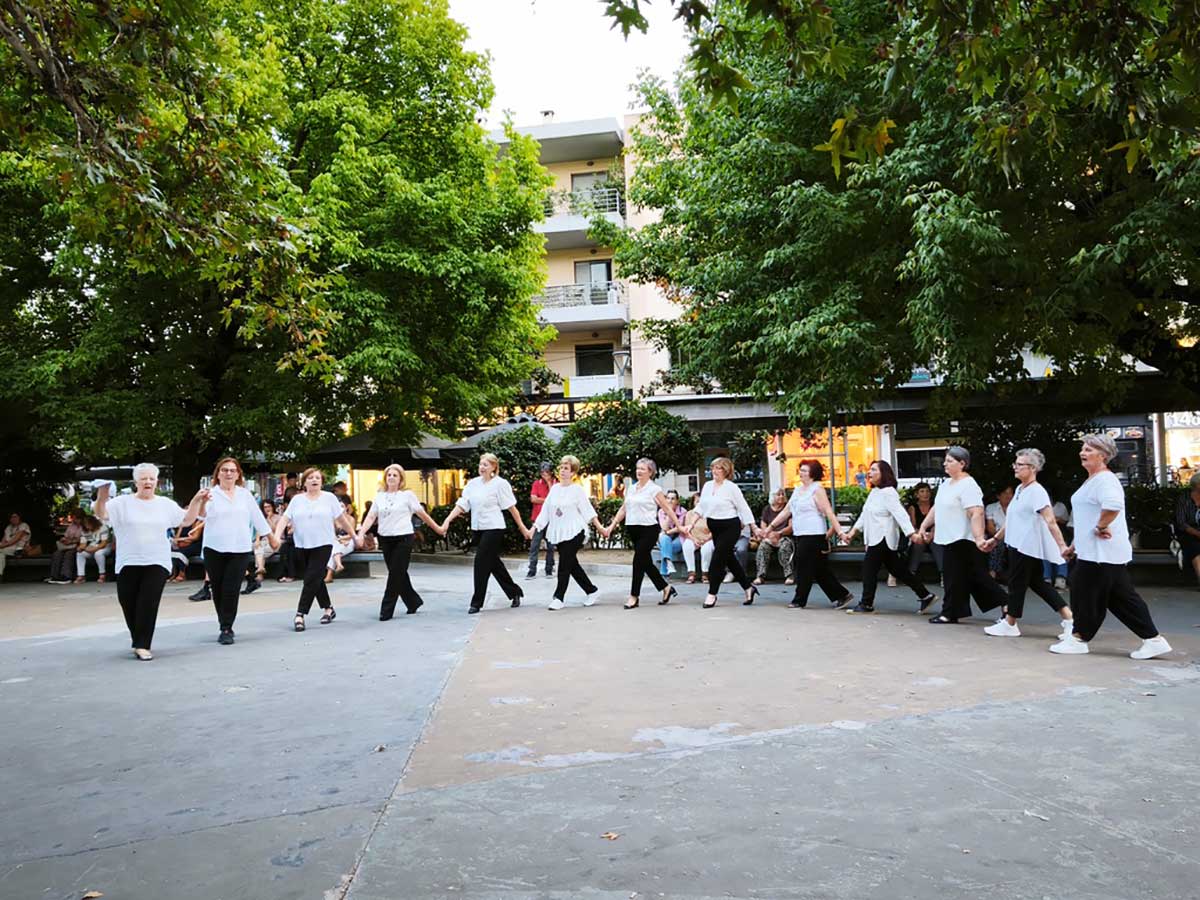 Παιδιά και ΚΑΠΗ χόρεψαν μαζί στην πλατεία Μακαρίου