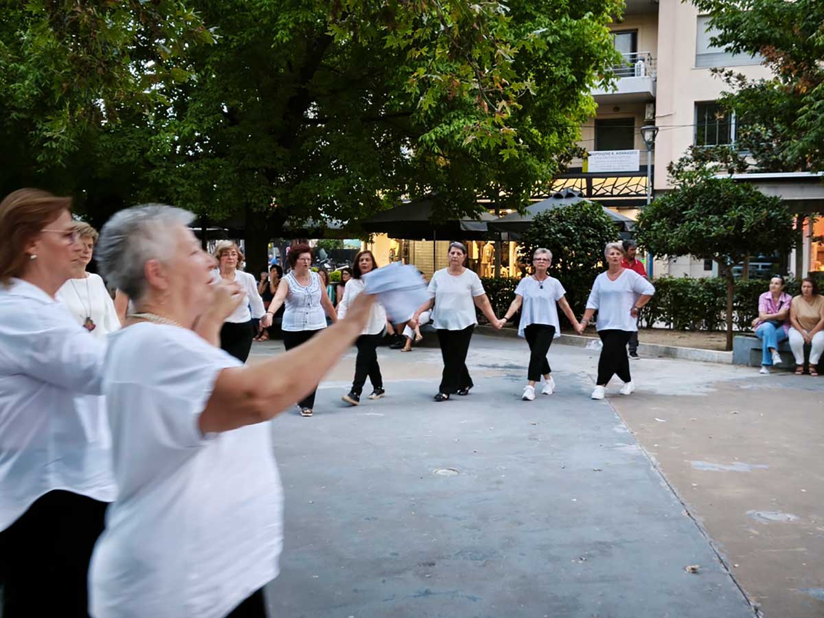 Παιδιά και ΚΑΠΗ χόρεψαν μαζί στην πλατεία Μακαρίου