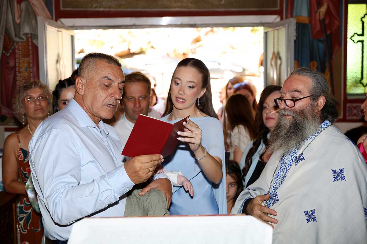 Σε στενό κύκλο η βάπτιση, σε ευρεία κυκλοφορία το δελτίο