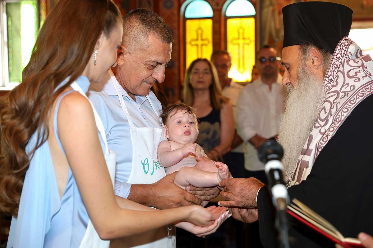 Σε στενό κύκλο η βάπτιση, σε ευρεία κυκλοφορία το δελτίο