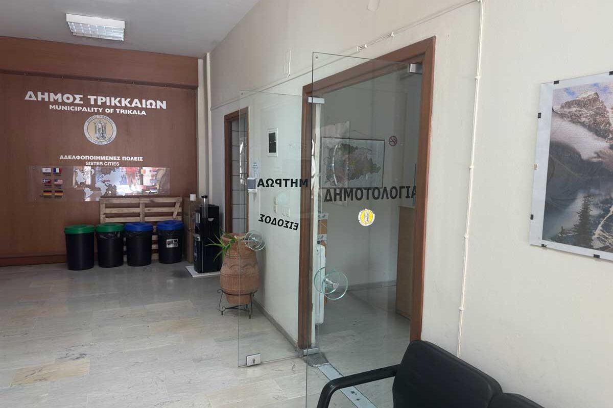 Όταν το σύστημα κολλάει, ο υπάλληλος μένει απέναντι στον πολίτη