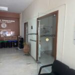 Όταν το σύστημα κολλάει, ο υπάλληλος μένει απέναντι στον πολίτη