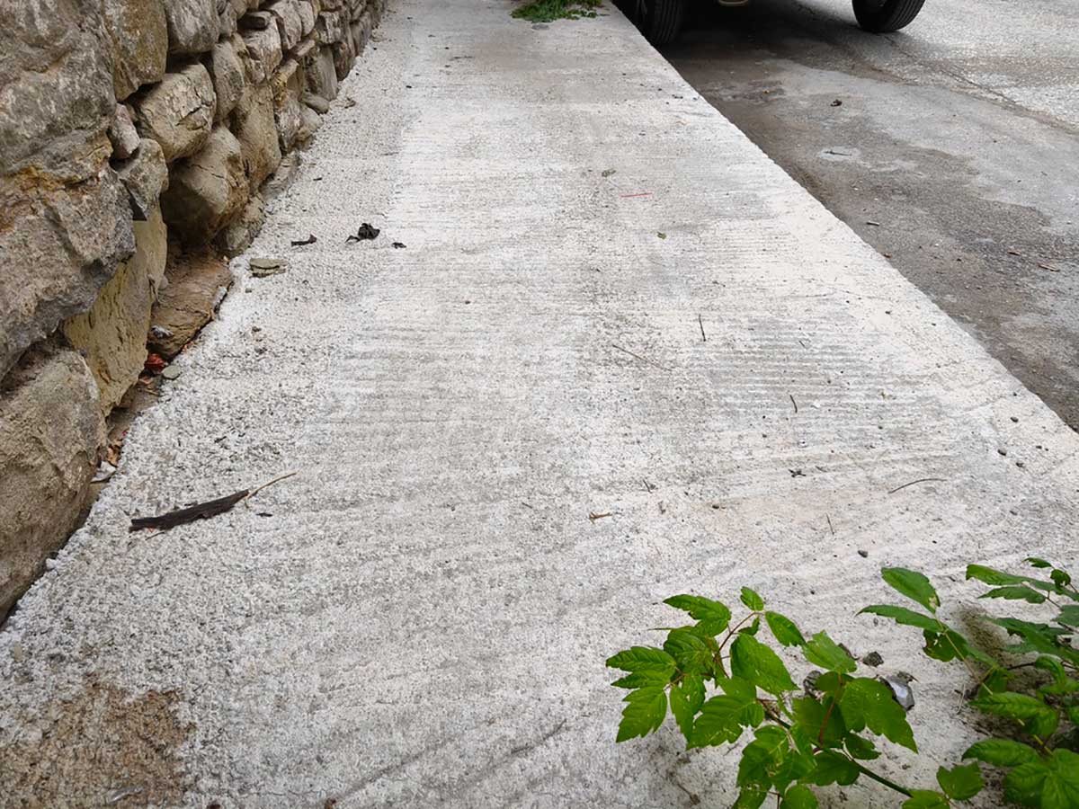 Παρεμβάσεις σε πεζοδρόμια και κράσπεδα στα Τρίκαλα
