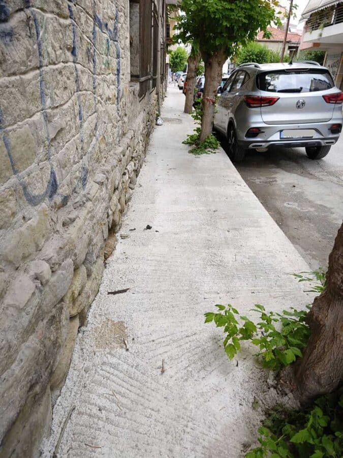 Παρεμβάσεις σε πεζοδρόμια και κράσπεδα στα Τρίκαλα