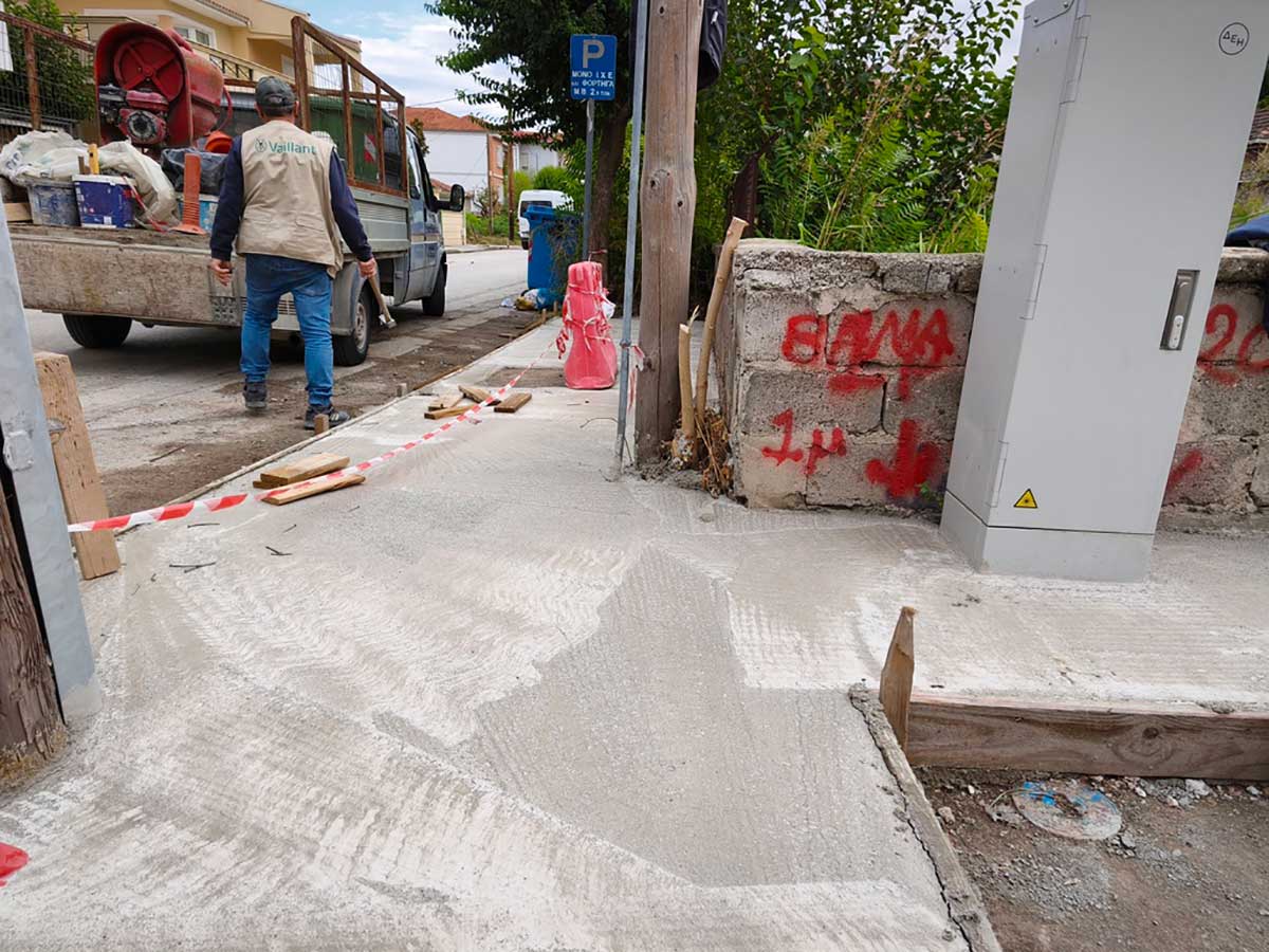 Παρεμβάσεις σε πεζοδρόμια και κράσπεδα στα Τρίκαλα