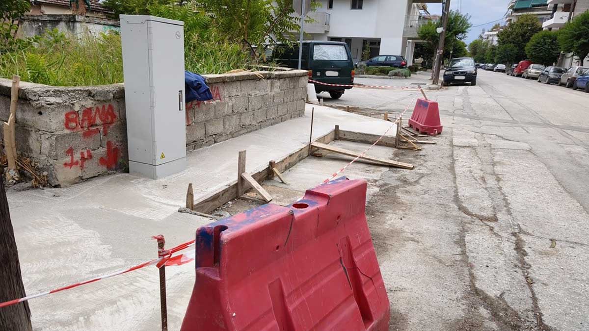 Παρεμβάσεις σε πεζοδρόμια και κράσπεδα στα Τρίκαλα