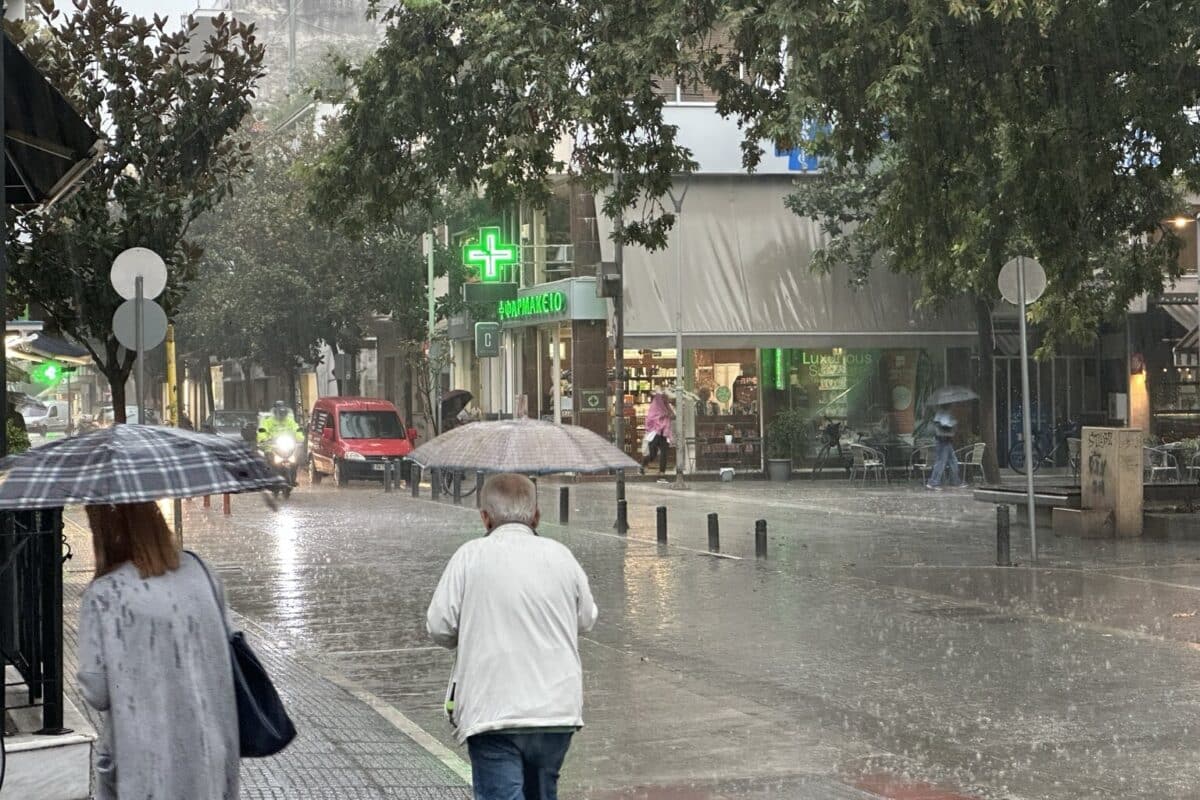 Άνοιξαν οι ουρανοί στα Τρίκαλα – Αυξημένη η κίνηση