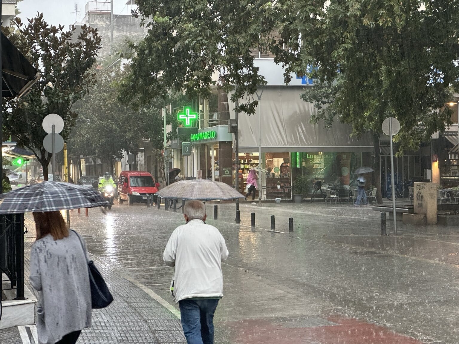 Άνοιξαν οι ουρανοί στα Τρίκαλα – Αυξημένη η κίνηση
