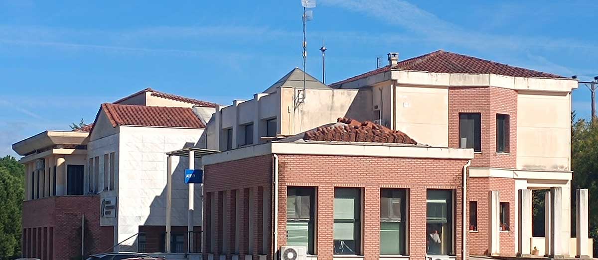 Λυγαριά: Καταγγελία για σκεπή που έμεινε στη μέση