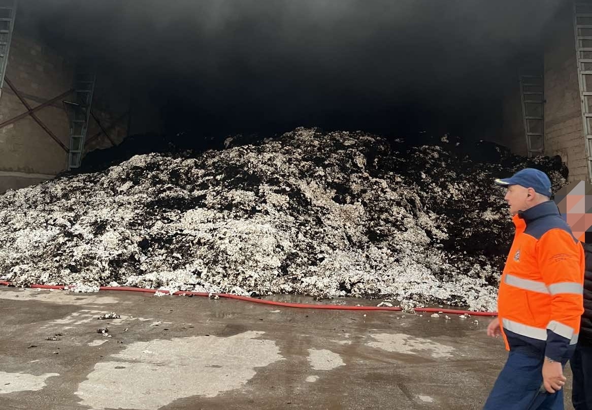 Μεγάλη φωτιά σε εργοστάσιο βάμβακος στα Τρίκαλα