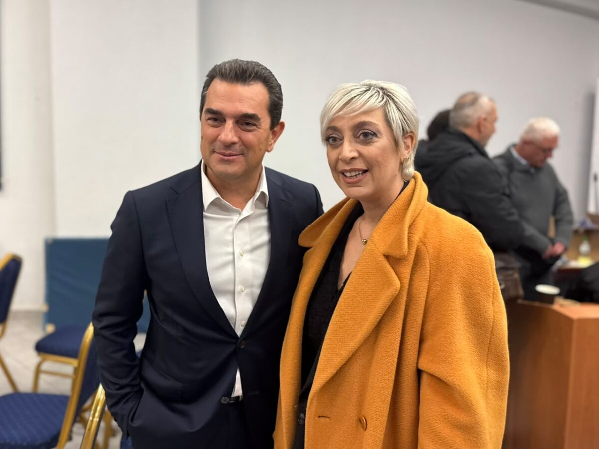Σκρέκας στην Καλαμπάκα: Στήριξη στον περιφερειακό Τύπο