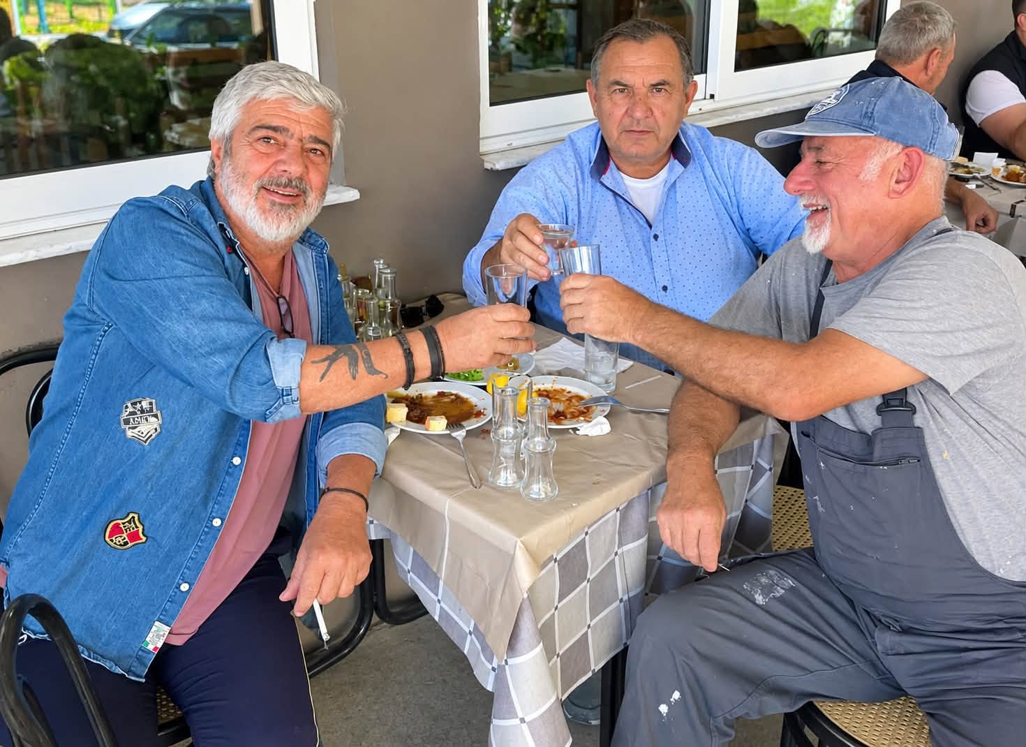 Ένα τσιπουράκι, μια παρέα και μια ολόκληρη εποχή ξαναζωντανεύει…