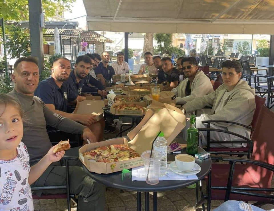Μια παρέα, μέσα κι έξω από το γήπεδο η ΑΕΦ