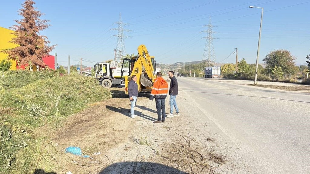 Καθαρισμός πρανών στην περιφερειακή οδό Τρικάλων από συνεργεία του Δήμου Τρικκαίων