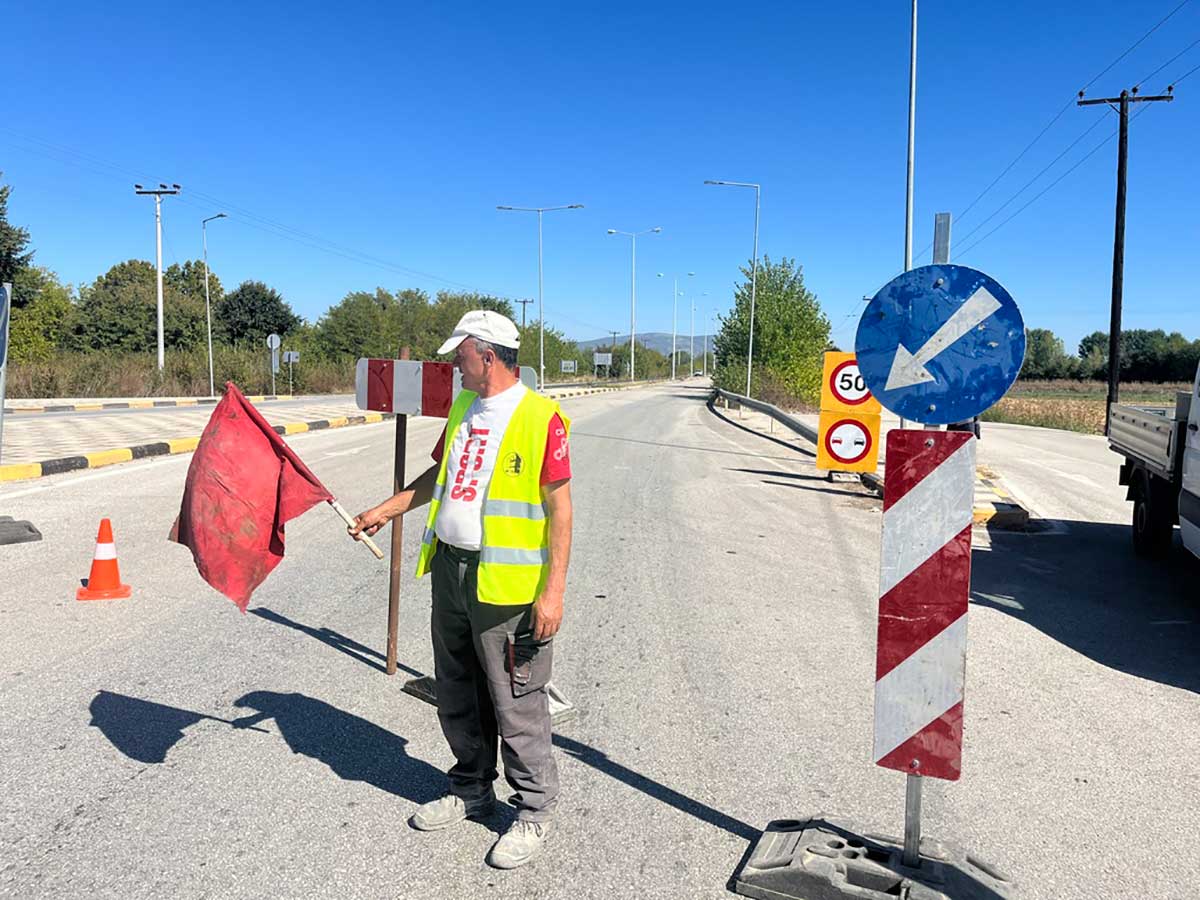 Ασφαλτόστρωση στον περιφερειακό με τον Σακκά πάνω από τα έργα