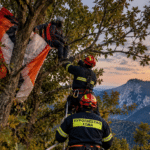 Τρίκαλα: Αλεξιπτωτιστής εγκλωβίστηκε σε δέντρο στον Κόζιακα