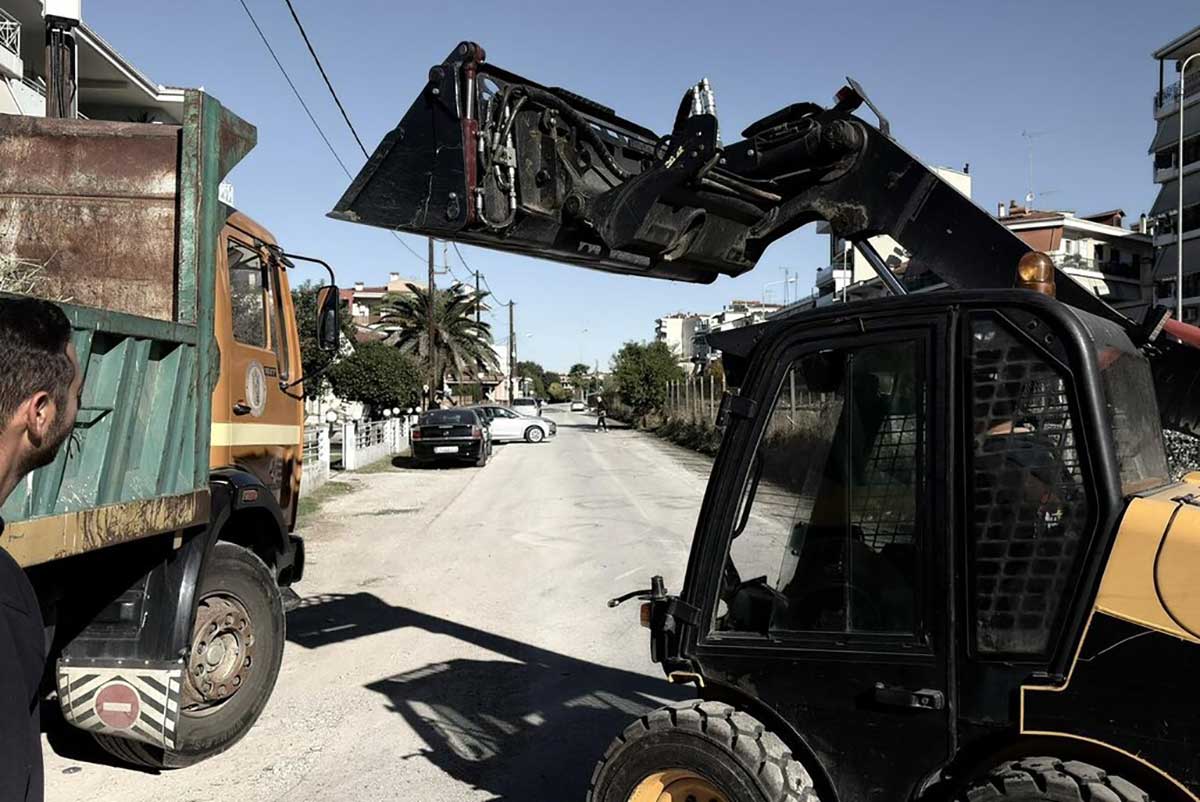 Καθαρισμοί σε τρεις γειτονιές των Τρικάλων από τον Δήμο