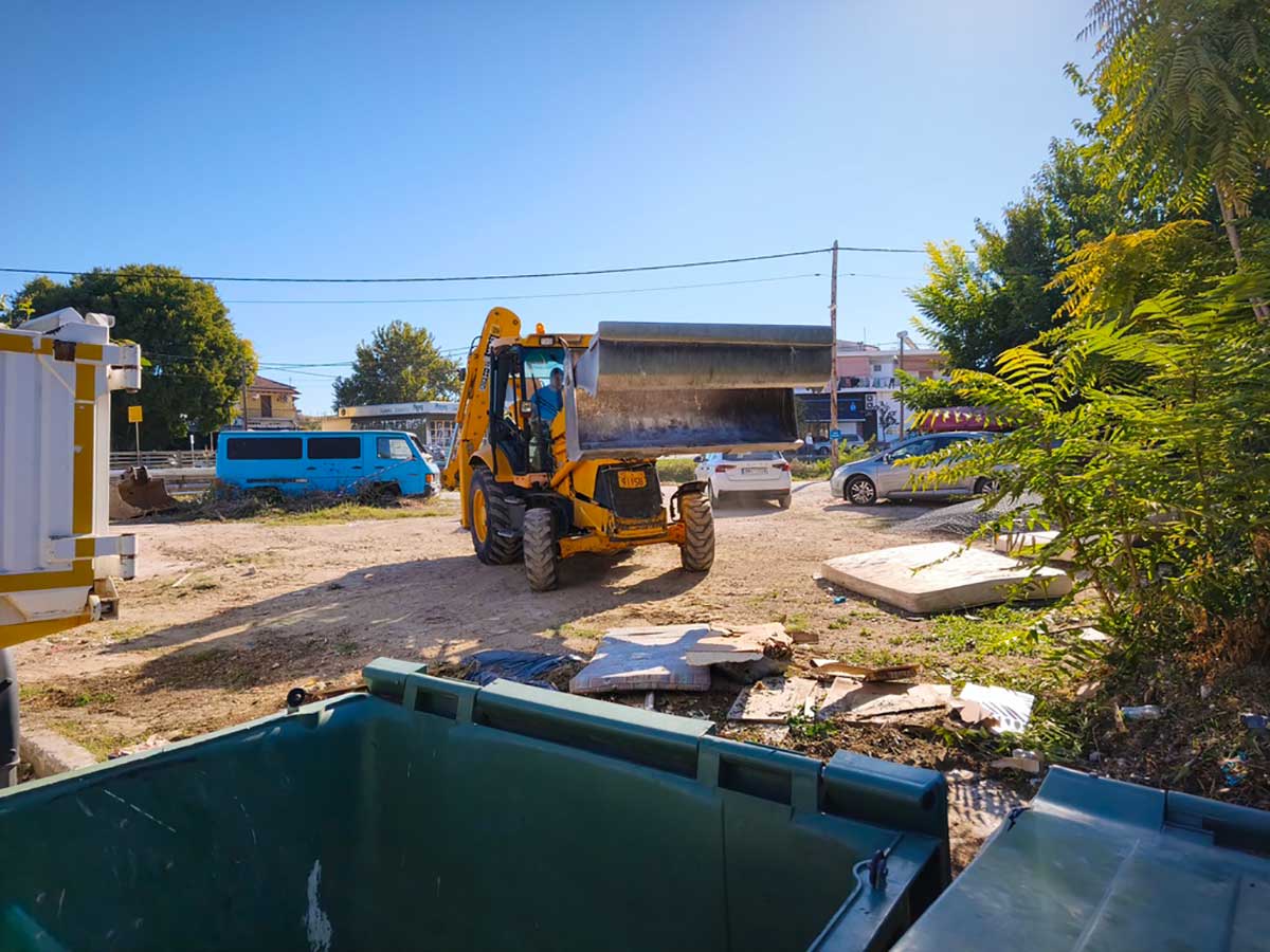 Καθαρισμοί σε τρεις γειτονιές των Τρικάλων από τον Δήμο