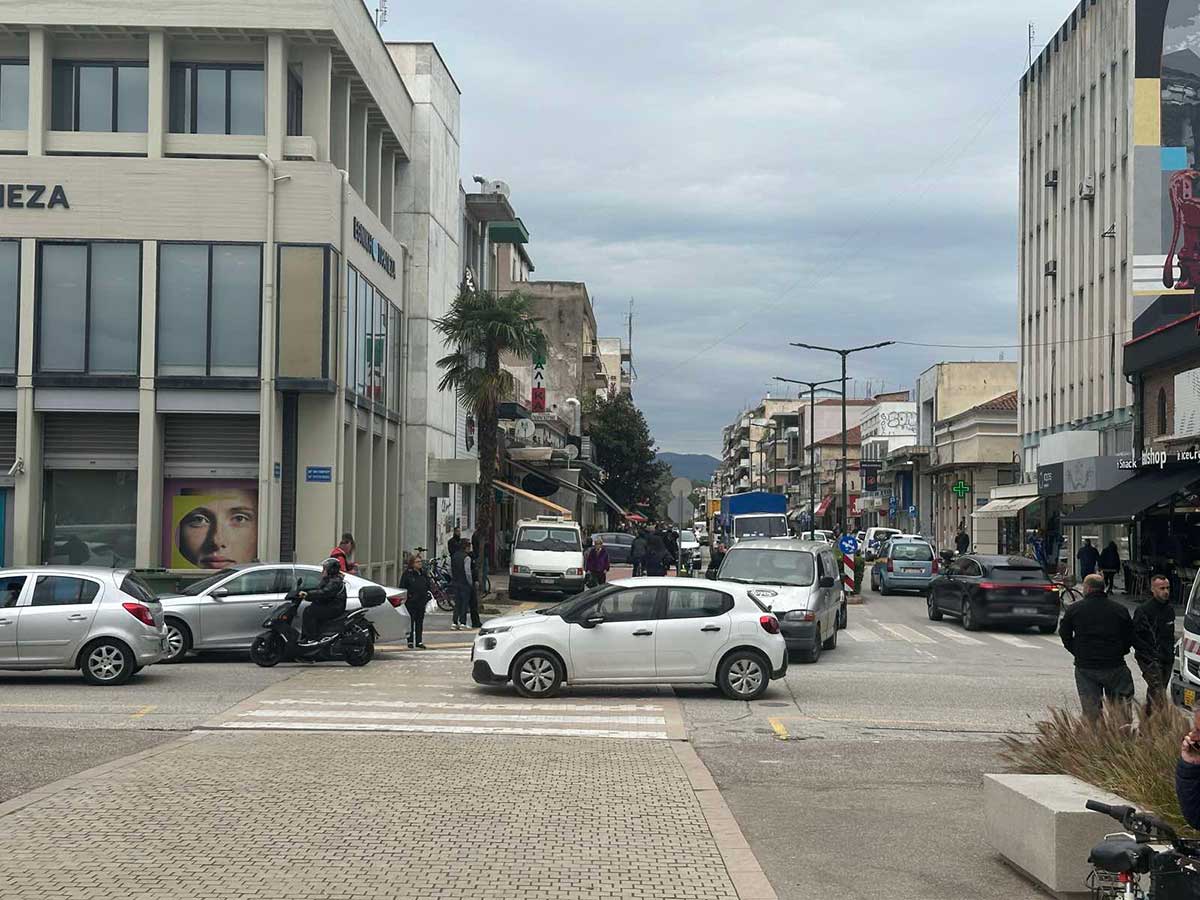 Τρίκαλα: Βγήκαν όλα τα αυτοκίνητα στο κέντρο;