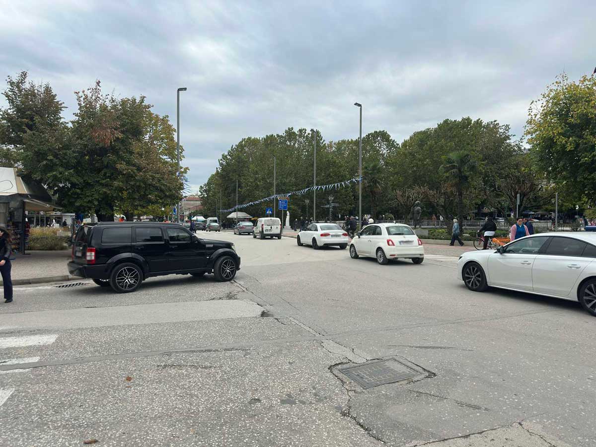 Τρίκαλα: Βγήκαν όλα τα αυτοκίνητα στο κέντρο;
