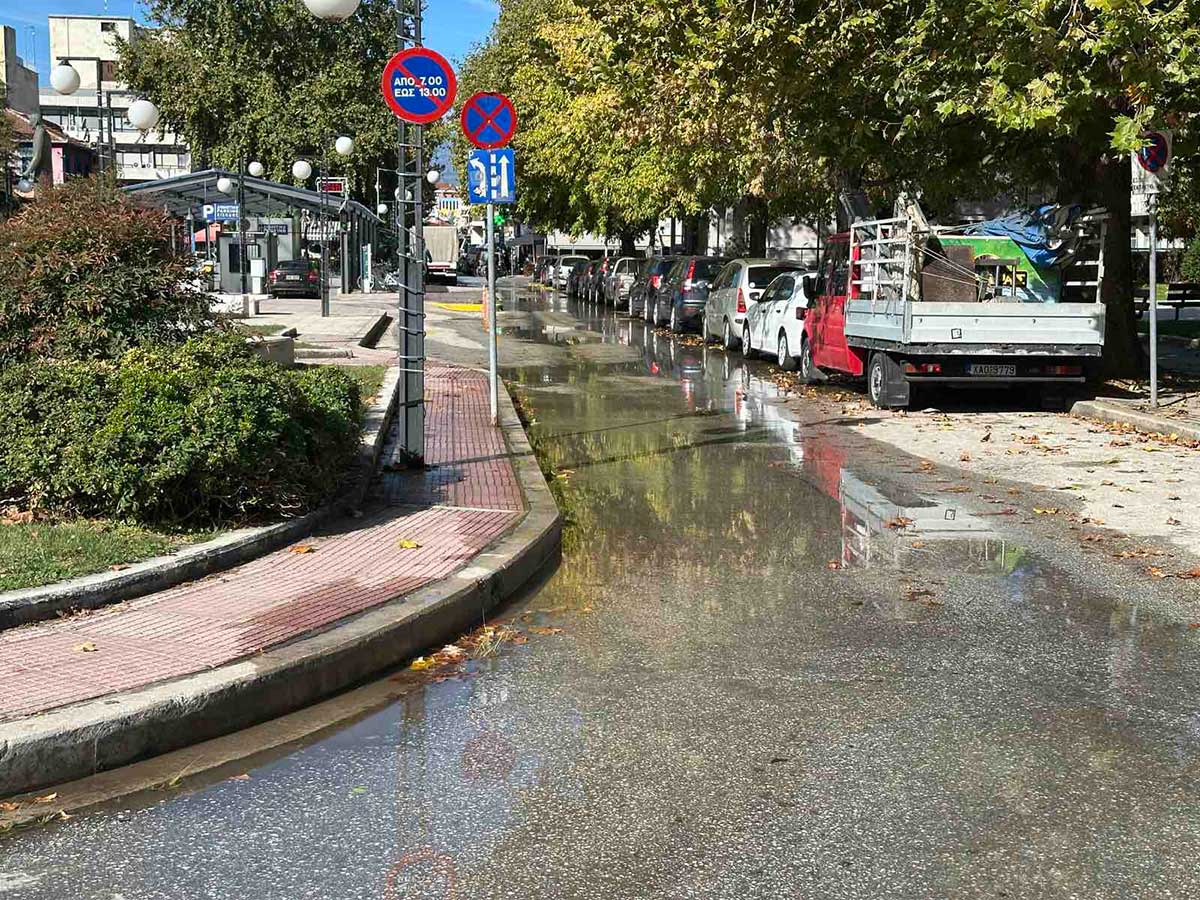 Τρίκαλα: Το νερό στον δρόμο, οι αρμόδιοι άφαντοι