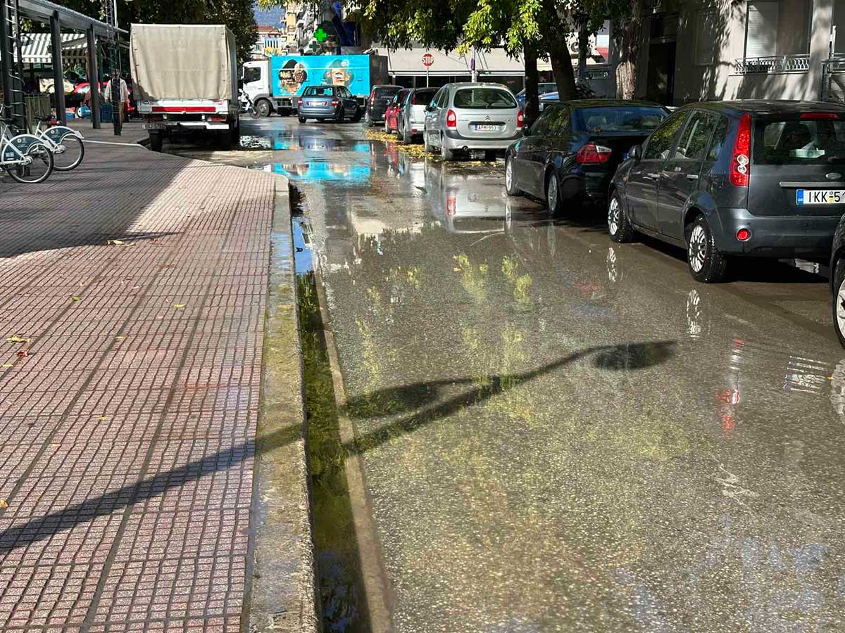 Τρίκαλα: Το νερό στον δρόμο, οι αρμόδιοι άφαντοι