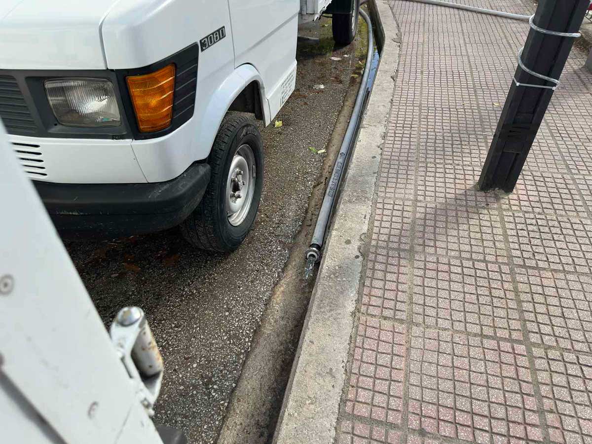 Τρίκαλα: Το νερό στον δρόμο, οι αρμόδιοι άφαντοι