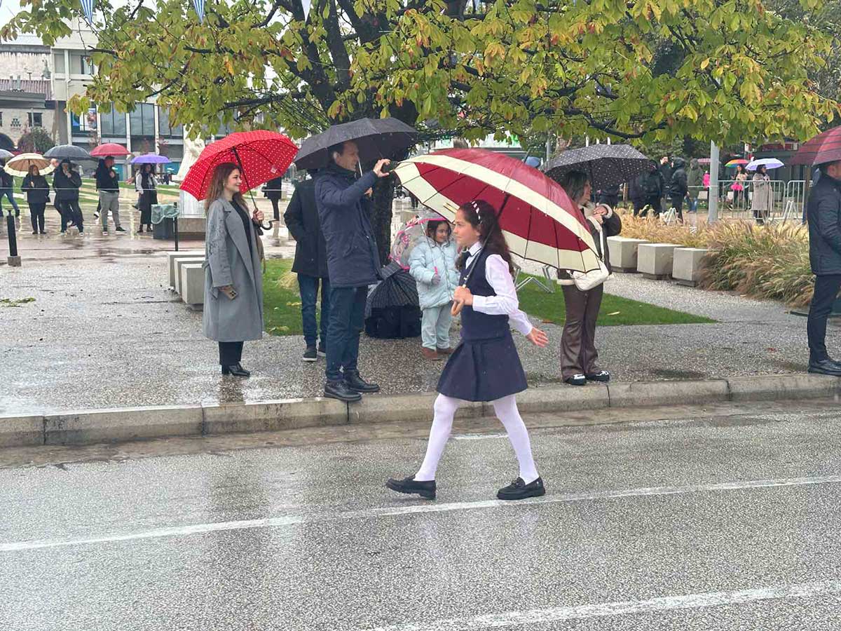 Τρίκαλα: Οι μικροί ήρωες της παρέλασης μέσα στη βροχή