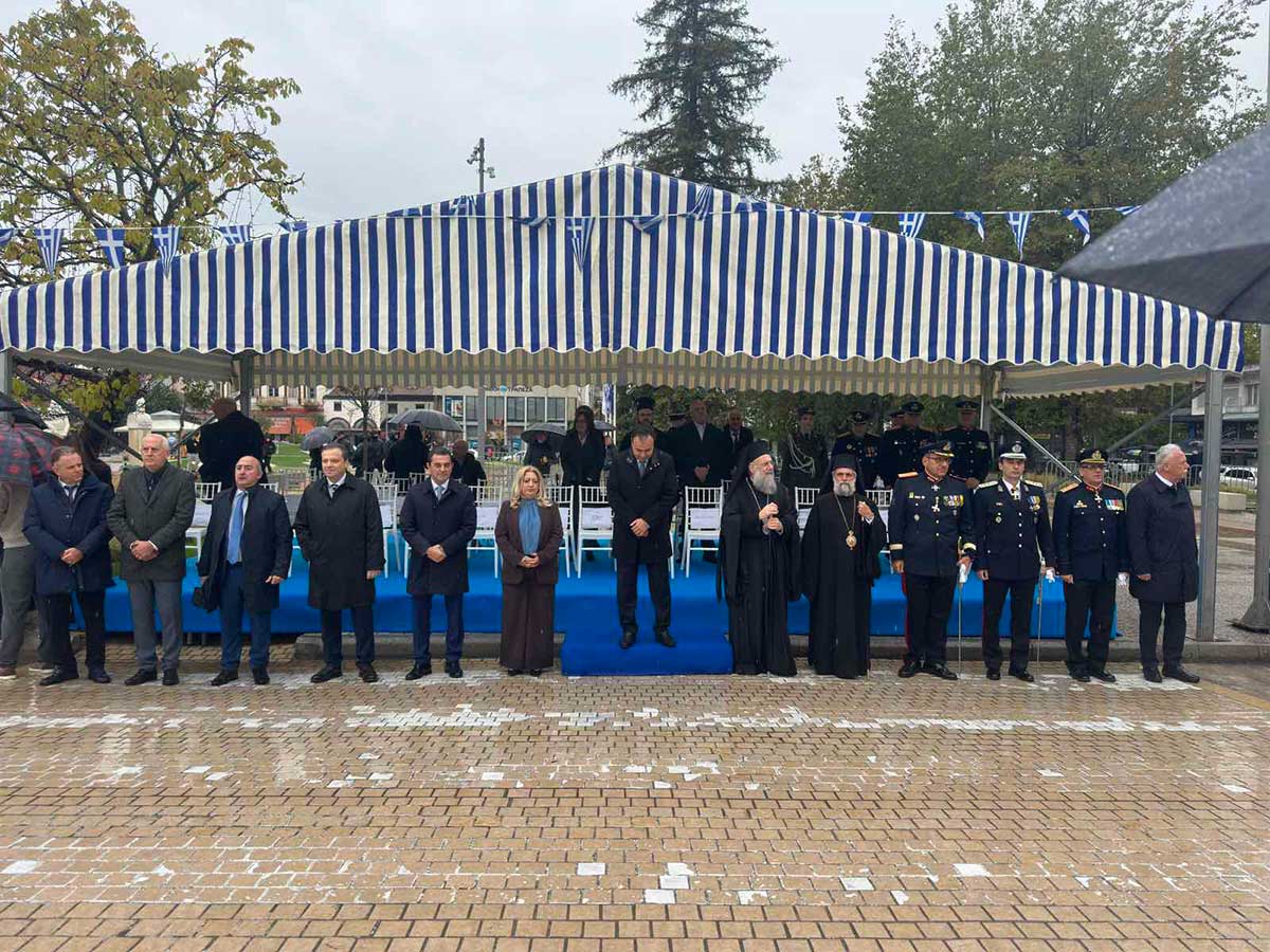 Τρίκαλα: Οι μικροί ήρωες της παρέλασης μέσα στη βροχή