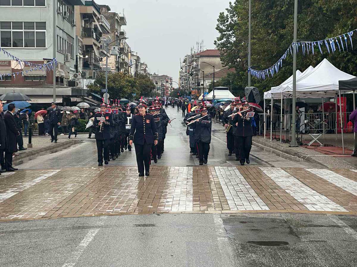 Τρίκαλα: Οι μικροί ήρωες της παρέλασης μέσα στη βροχή